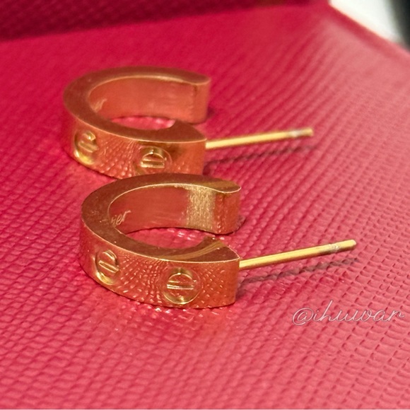 Gold Screw Huggie Hoops earrings - Picture 4 of 6